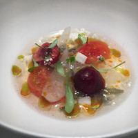 オマージュ - ガスパッチョ 透明のガスパチョは初めて。でもいただくとトマト感がありました。 ころころ入っている、野菜はプチトマト、新玉ねぎ、アメリカンチェリー。 仕上げにラー油。フレッシュなパクチーが合う。