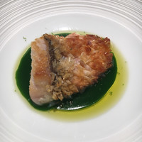 オマージュ - 甘鯛の鱗焼き 大好きな鱗焼き。衣がカリカリ。美味しい。 春菊とパルメザンチーズのソース。優しいソース。 春菊のほのかな苦みがいい。
