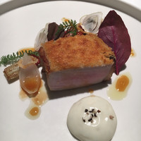 オマージュ - 南部高原豚のロースト 衣をまとった豚。表面はカリッと。しっかりとした豚の食感。 付け合わせは採れたばかりのエシャロット。 あっさりとしたジュのソースがいい。