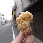 えっちゃん食堂 - 写真はから揚げ、１個だけの写真ですが内容は記事にも書いてある通りです。深い容器にフタが閉まりきらない程に山盛り入れられた　から揚げ、しかもそれに　おでん各種まで付いてきて￥500です(笑)