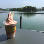 Pinkberry - フルーツやグラノーラ入りのフルーツパフェ680円。