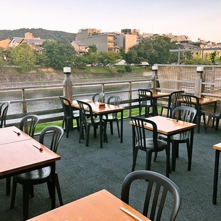 京都の夏の風物詩◆鴨川納涼床◆（◎10月15日まで営業）※お席料１人１０5０円