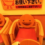 はなまるうどん - 思わず、笑顔になる子供椅子。