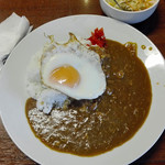 Noa Hausu - 目玉焼き＆カレーライス(サラダ付) 750円