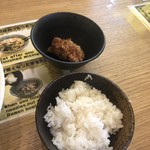 マゼニボジャンキー - 昼は唐揚げとごはんがサービスです。