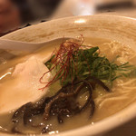 麺屋 武一 - キクラゲと刻みネギがアクセント