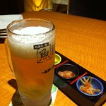 魚民 昭島南口駅前店 - 生ビールとお通し。