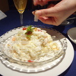 中国薬膳料理 星福 - 海鮮と卵白の炒めに真珠粉をふりかけているところ♡