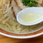 中華そば波 - 薄口で塩らーめんに近いかも
      麺の風味や甘さメンマに後付された風味まで舌で確認出来る程に繊細な味
      乗ってる焼豚にも煮汁の雑味がなく
      全て丸くまとまり成立してる