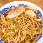 ジャンクガレッジ - 辛ラーメン 780円
味玉チャーシュー 200円
全体を、まぜまぜした後です。