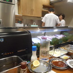 串かつ 一口 - カウンター正面より