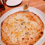 Kamayaki Piza To Wain No Omise Romae - はちみつ　クワトロフォルマッジピザ