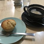 ヘルシーペンギンカフェ - デザートのレモンマフィンとオーガニックコーヒー