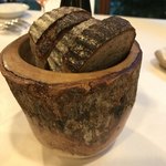 明神館 - パン。器の中はローストした蕎麦の実が敷いてある。コレがぽりぽりしてうまい。