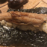 食善 大岡 - 穴子の寿司：酢飯は赤酢です