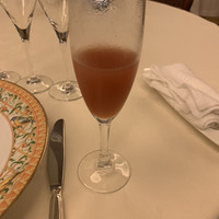 エトゥルスキ - 食前のノンアルコールドリンクで、桃とマンゴーのカクテル。