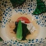 にい留 - 渡り蟹（内子とともに）、トマト、わかめ、おくらのジュレ