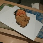 にい留 - 海苔の天ぷらに紫と馬糞の雲丹を乗せて