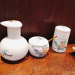 炭膳 茅心 - 醤油、七味唐辛子、爪楊枝