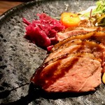 ビストロ ハマイフ - おなじみ鴨肉のバルサミコソース使い。低温調理とはまた違った「俊速の焦がし」で素材の旨味を残す技量。このプレートの中では「旨味」担当。