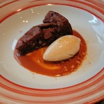 トラットリアビコローレヨコハマ - 料理写真:デザート:トルタカプレーゼ キャラメルソース バナナのジェラート添え