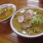 叶屋 - 手前「ラーメン　￥600」、奥「ワンタン　￥600」