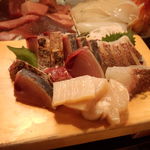 かわなみ鮨 - 刺身盛り（メジ鮪叩き、平貝、鯛湯引）