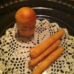 イル・クッチョロ - タラのプランダータをはさんだフォカッチャと、パネッレ