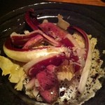 イル・クッチョロ - 自家製カモと生ハムとくん製（仏産ラディッキオタルディーボとカステルフランコのサラダ）