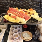 上諏訪ステーションホテル - この盛り付け。 キャバか！  パインも甘い！