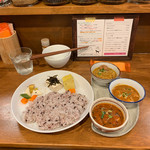 初台スパイス食堂 和魂印才たんどーる - カレー ３種盛りのセット、梅干しのせ