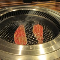 近江牛専門店 万葉 まえだ亭 - 焼いてます