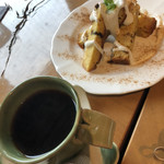 カフェ トゥーリ - フルーツケーキとコーヒー
