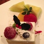 鉄板焼 さがみ (横浜ベイシェラトン ホテル&タワーズ) - ケーキとフルーツ