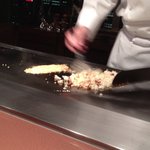 鉄板焼 さがみ (横浜ベイシェラトン ホテル&タワーズ) - ガーリックライス焼いているところ