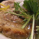 ラーメン櫻島 - 鯛だしラーメンのチャーシューのアップ　【　２０１１年１２月　】