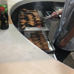 五味酉 - 手羽先担当おばちゃん下焼きした 手羽先がおばちゃんから左にあり