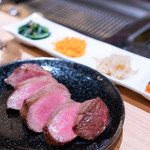 お肉屋 けいすけ 三男坊 - 厚切りタン元の牛タン