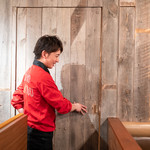 お肉屋 けいすけ 三男坊 - 隠し扉の向こうに個室が。いつも笑顔の伊藤店長さん。