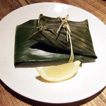 スパイスカフェ - サーモン、ツブ貝、ホタテのバナナの葉包み(2011年クリスマスディナー)