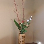 季節のお料理 辻むら - 個室には生花が活けられて…