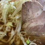 麺家族 - 「正油チャーシューメン」「大盛」接写。トッピングは、通常の「正油ラーメン」の、モヤシに刻みネギ、細切りメンマのトッピングと、飽くまでも通常仕様を維持した上で、チャーシュー 5枚 が載せられてくる。