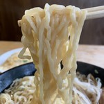 Men Kazoku - 「正油チャーシューメン」「大盛」麺リフト。麺は機械打ち角刃麺、手打ち風の中細縮れ麺で、茹で上げ時に店主が手揉みをしっかりと入れ、揉み直しているとのことであった。