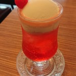 喫茶 宝石箱 - クリームソーダ ルビー(いちご味)