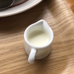 CAFE&SHOP Lotus Land - クリーム
      2019/06/08 モーニングセット
      B set トースト ポテトサラダ 380円
      有機コーヒー(一杯お代わり可)