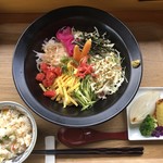 カフェアンドショップ ロータスランド - 2019/06/08
      週替り おまかせセット 限定20食 550円 11:00〜
      自家製 冷やし中華、野菜のオーブン焼き、キャロットライス