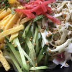 カフェアンドショップ ロータスランド - 冷やし中華
      2019/06/08
      週替り おまかせセット 限定20食 550円 11:00〜
      自家製 冷やし中華、野菜のオーブン焼き、キャロットライス