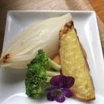 カフェアンドショップ ロータスランド - 野菜のオーブン焼き 新玉ねぎ、じゃがいも、ブロッコリー
      2019/06/08
      週替り おまかせセット 限定20食 550円 11:00〜
      自家製 冷やし中華、野菜のオーブン焼き、キャロットライス