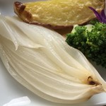 カフェアンドショップ ロータスランド - 野菜のオーブン焼き 新玉ねぎ、じゃがいも、ブロッコリー
      2019/06/08
      週替り おまかせセット 限定20食 550円 11:00〜
      自家製 冷やし中華、野菜のオーブン焼き、キャロットライス