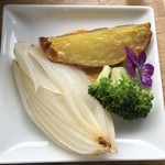 カフェアンドショップ ロータスランド - 野菜のオーブン焼き 新玉ねぎ、じゃがいも、ブロッコリー
      2019/06/08
      週替り おまかせセット 限定20食 550円 11:00〜
      自家製 冷やし中華、野菜のオーブン焼き、キャロットライス